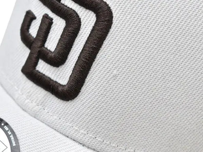New Era Gorra San Diego Padres MLB 39thirty Talla Chica Detalle Blanco Bordado Diseño Inspirado Accesorio Esencial