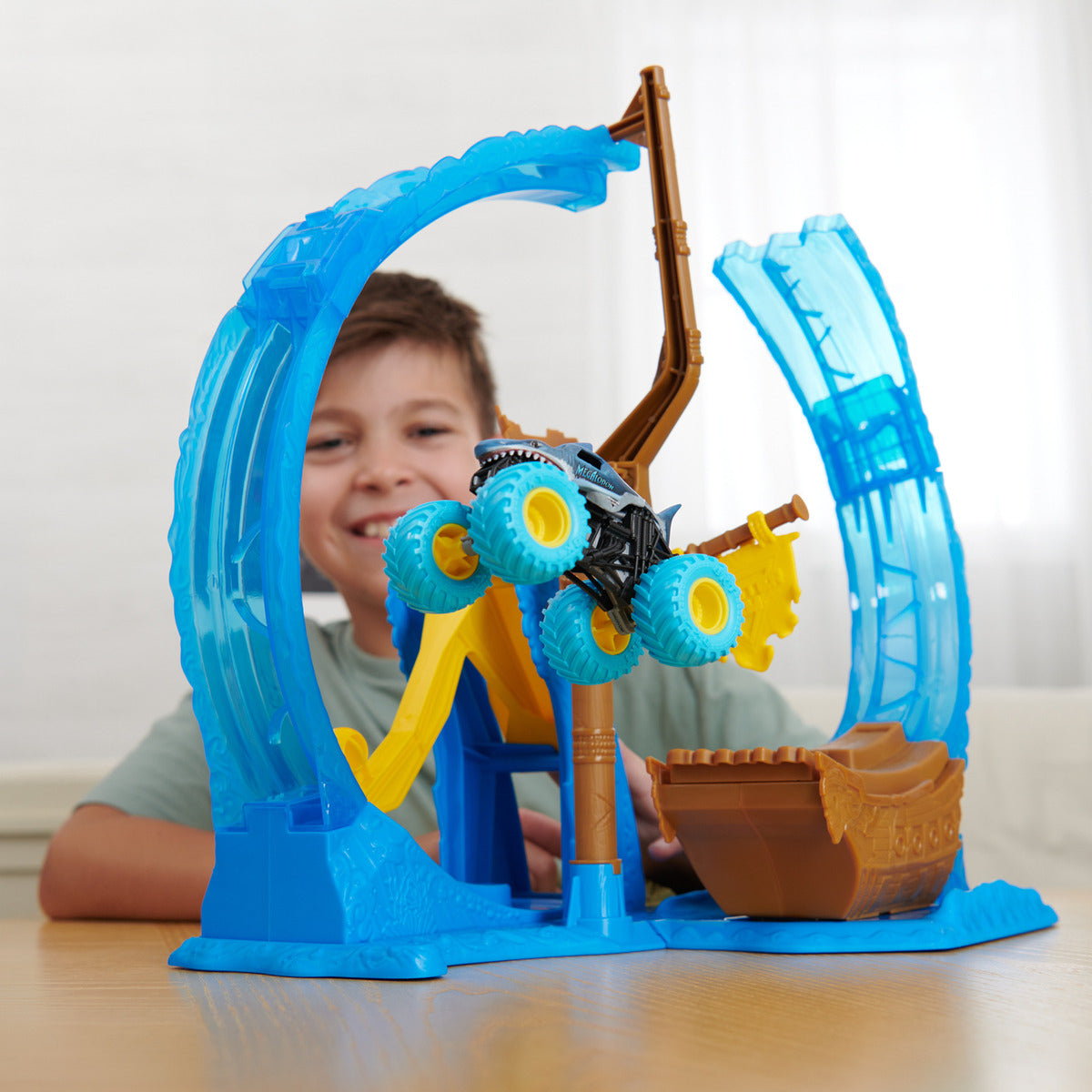 Monster Jam 6070018 Set Megalodon Loop of Doom con camión 1:64