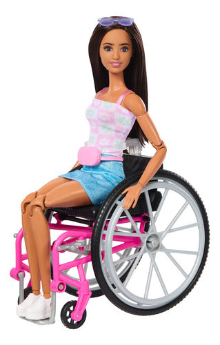 Barbie Set De Juego Muñeca En Silla De Ruedas Con Perro Color Multicolor