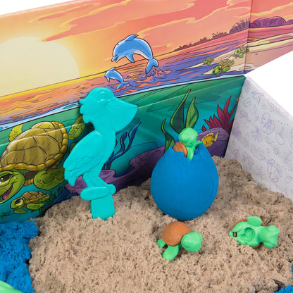 Kinetic Sand, Project Planet Playa de las tortugas con 396 g de arena de juego, herramientas y moldes, materiales respetuosos con el medio ambiente, juguetes sensoriales para niños 3 años.