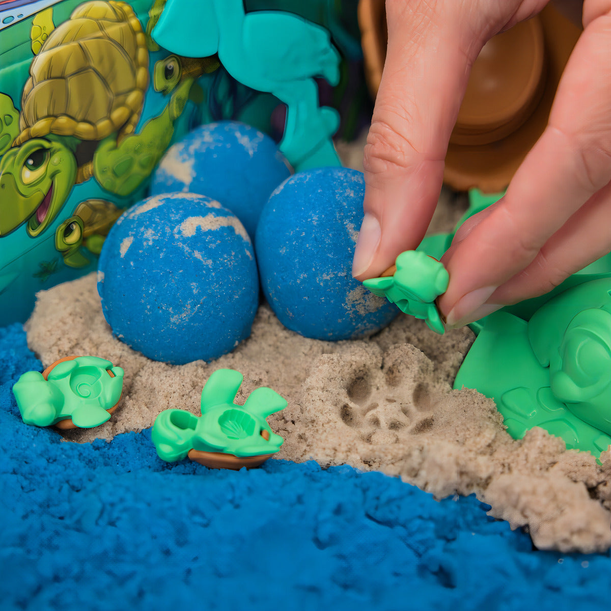 Kinetic Sand, Project Planet Playa de las tortugas con 396 g de arena de juego, herramientas y moldes, materiales respetuosos con el medio ambiente, juguetes sensoriales para niños 3 años.