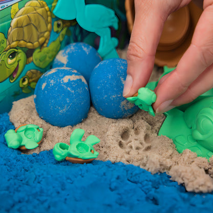 Kinetic Sand, Project Planet Playa de las tortugas con 396 g de arena de juego, herramientas y moldes, materiales respetuosos con el medio ambiente, juguetes sensoriales para niños 3 años.
