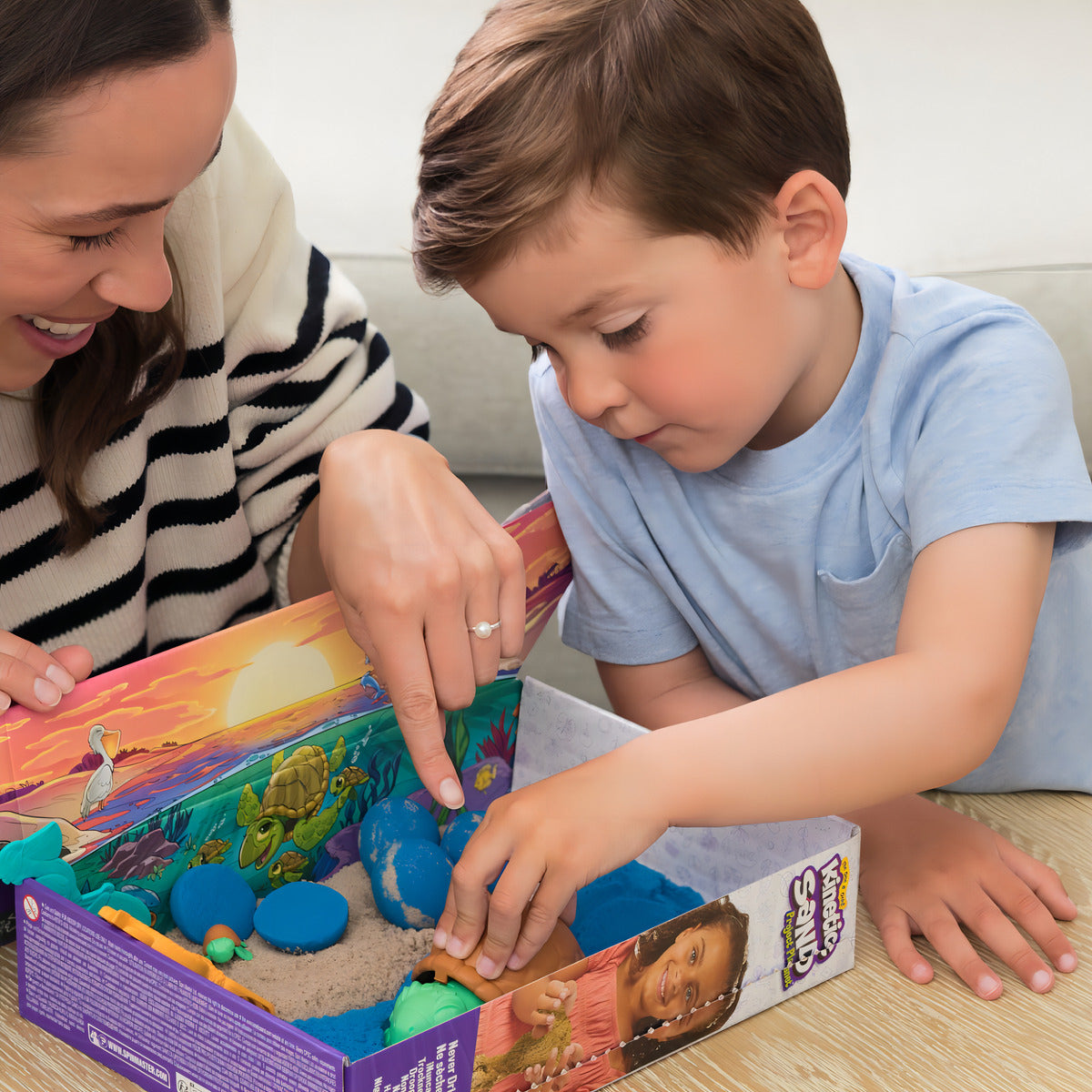 Kinetic Sand, Project Planet Playa de las tortugas con 396 g de arena de juego, herramientas y moldes, materiales respetuosos con el medio ambiente, juguetes sensoriales para niños 3 años.
