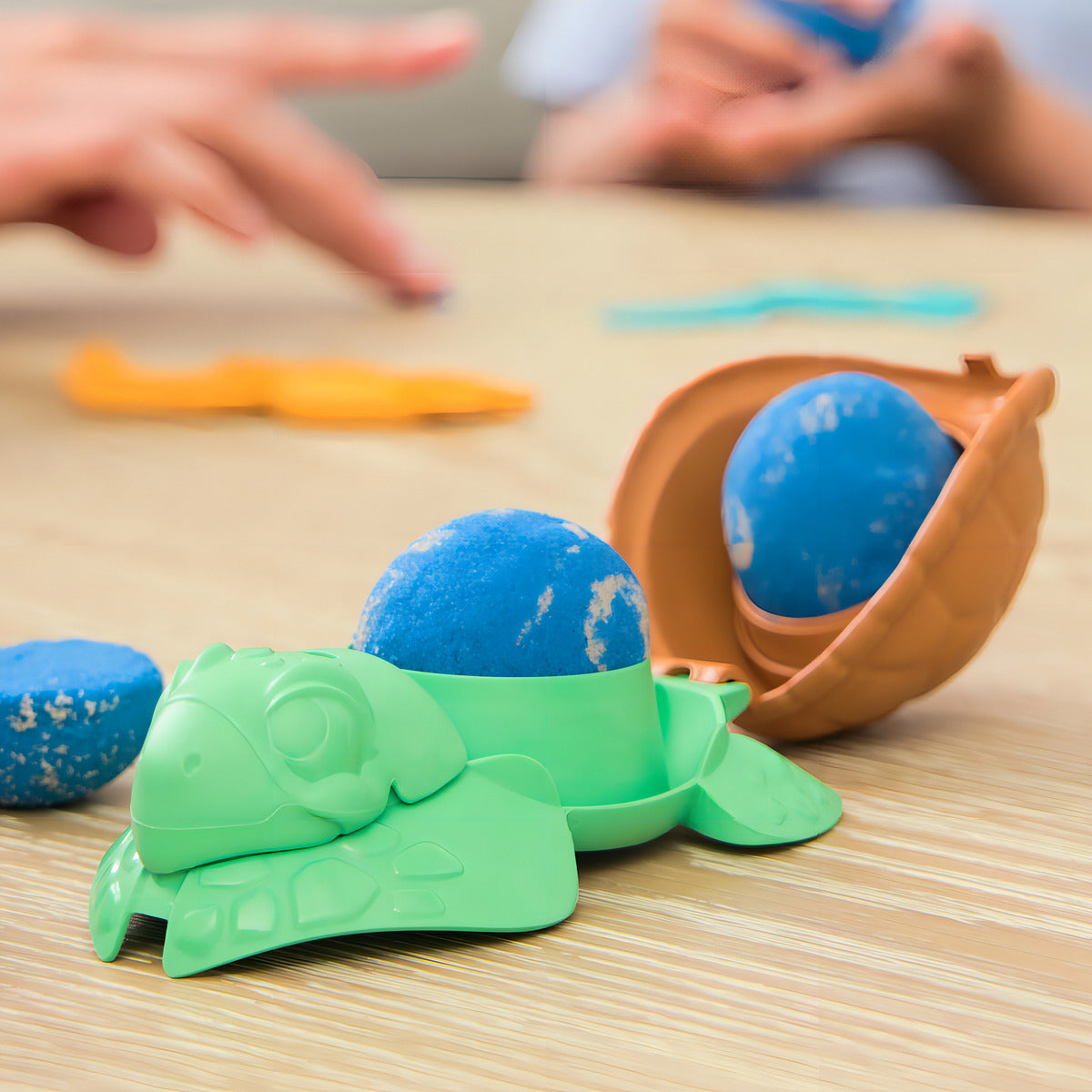 Kinetic Sand, Project Planet Playa de las tortugas con 396 g de arena de juego, herramientas y moldes, materiales respetuosos con el medio ambiente, juguetes sensoriales para niños 3 años.
