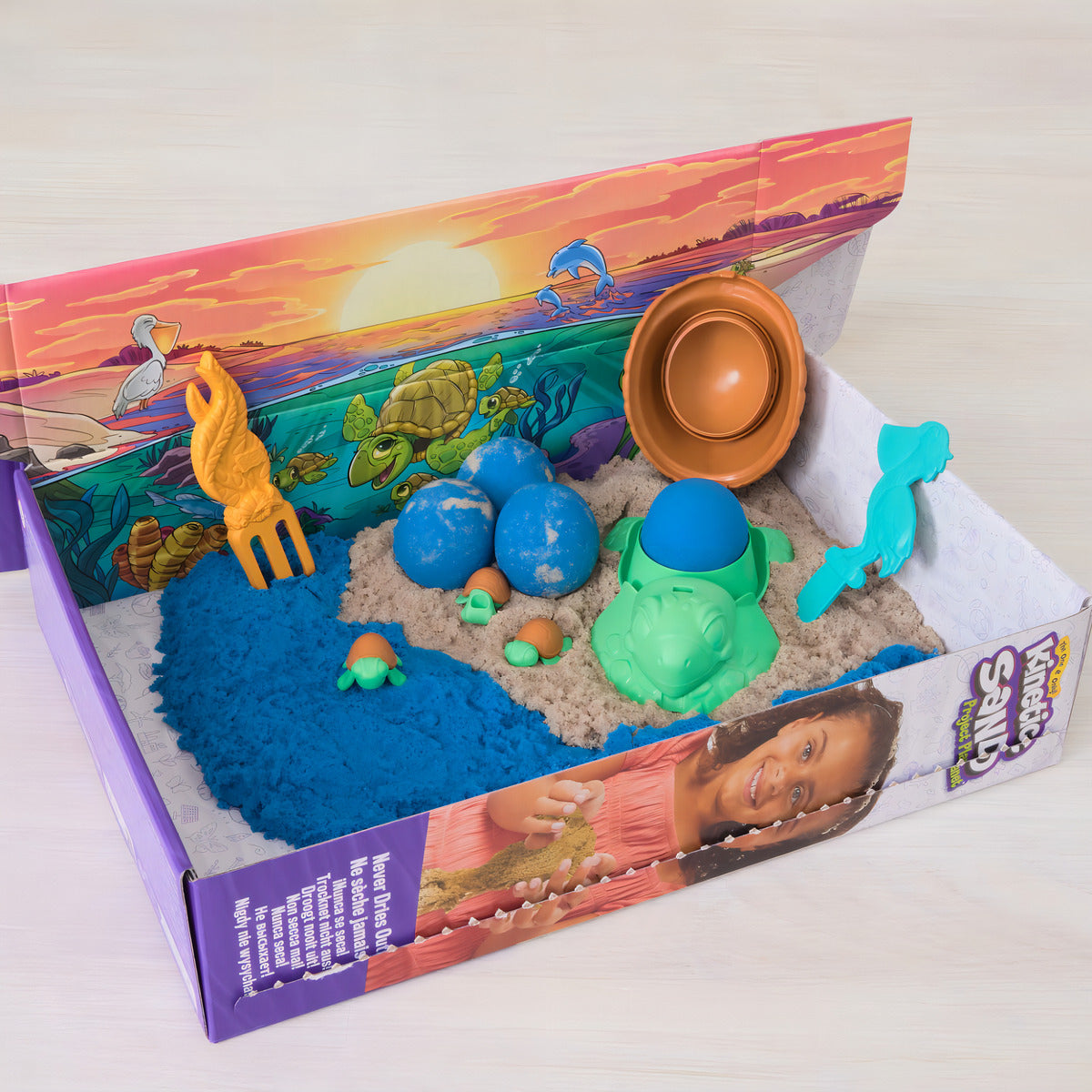 Kinetic Sand, Project Planet Playa de las tortugas con 396 g de arena de juego, herramientas y moldes, materiales respetuosos con el medio ambiente, juguetes sensoriales para niños 3 años.