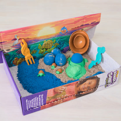 Kinetic Sand, Project Planet Playa de las tortugas con 396 g de arena de juego, herramientas y moldes, materiales respetuosos con el medio ambiente, juguetes sensoriales para niños 3 años.