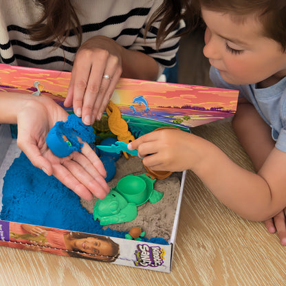 Kinetic Sand, Project Planet Playa de las tortugas con 396 g de arena de juego, herramientas y moldes, materiales respetuosos con el medio ambiente, juguetes sensoriales para niños 3 años.