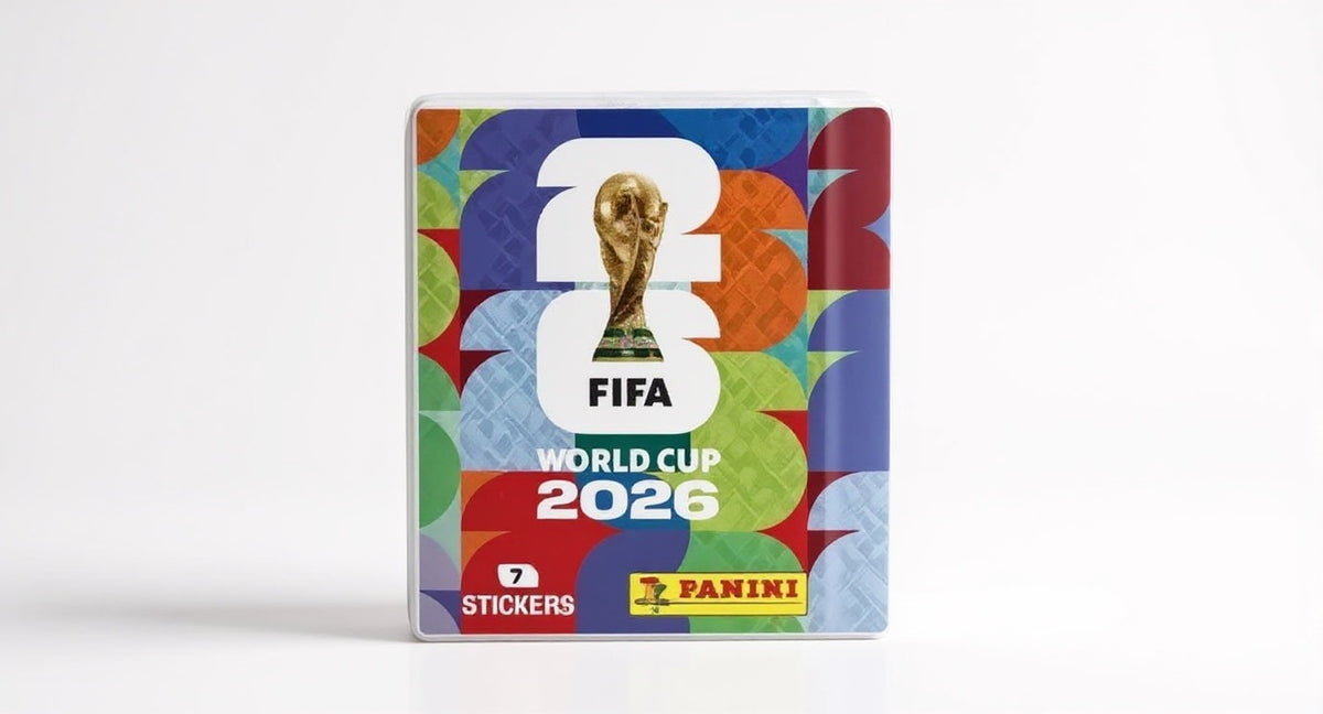 Sobres de cromos Panini FIFA World Cup 2026 con el trofeo de la Copa del Mundo y diseño geométrico multicolor.