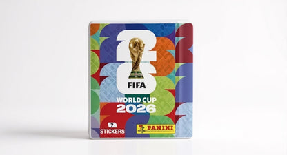 Sobres de cromos Panini FIFA World Cup 2026 con el trofeo de la Copa del Mundo y diseño geométrico multicolor.